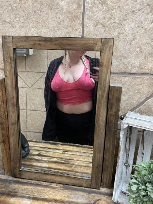 let em hang naturally babe 😌