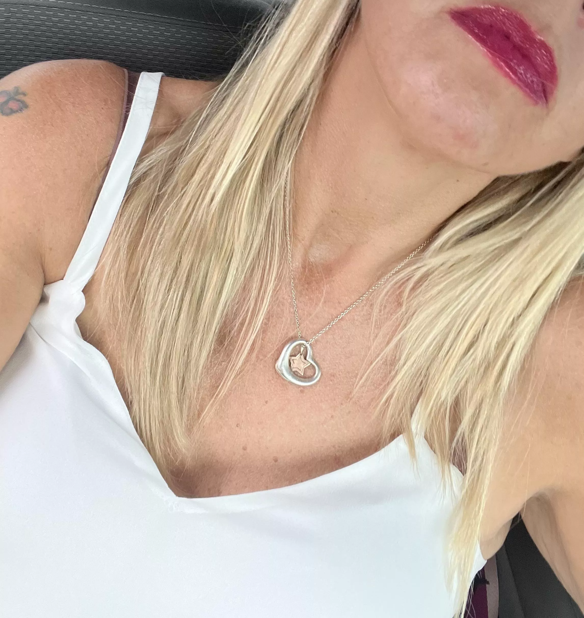 Who wants to eat a Blonde Milf Pussy😝