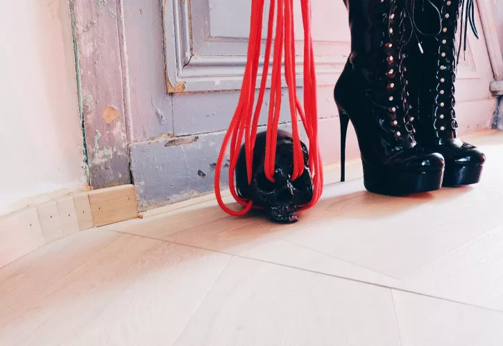 Any of you put rope on inanimate objects? I want to tie this skull but have no clue to what I could do. Ideas/tips welcome!!