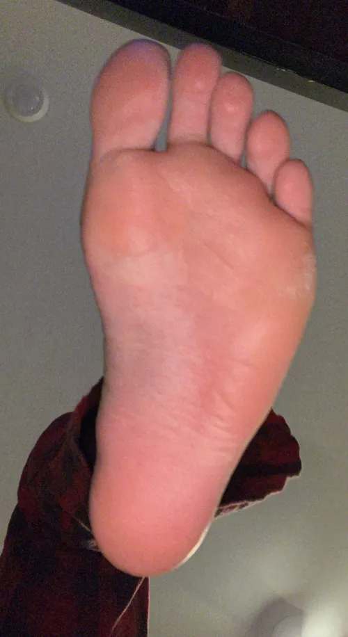 Can’t tell if I want you under my feet or if I wanna be under some myself 😈