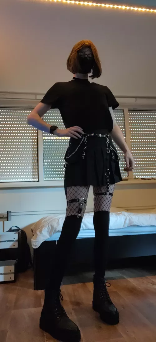 getting closer to the alt-look i'm going for