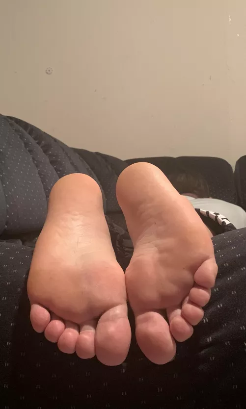 Hi, I’m new here! Size 12 + crazy ticklish = lots of fun!