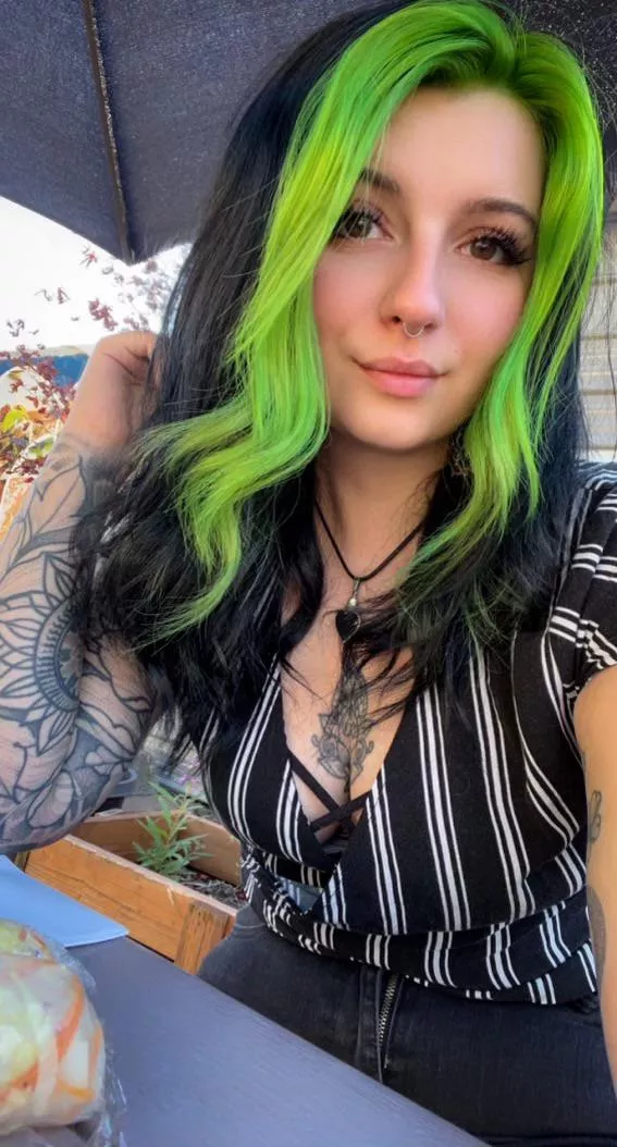 Love the black and green 🖤💚