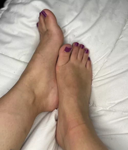 Mommy needs a foot rub! 🤤😈