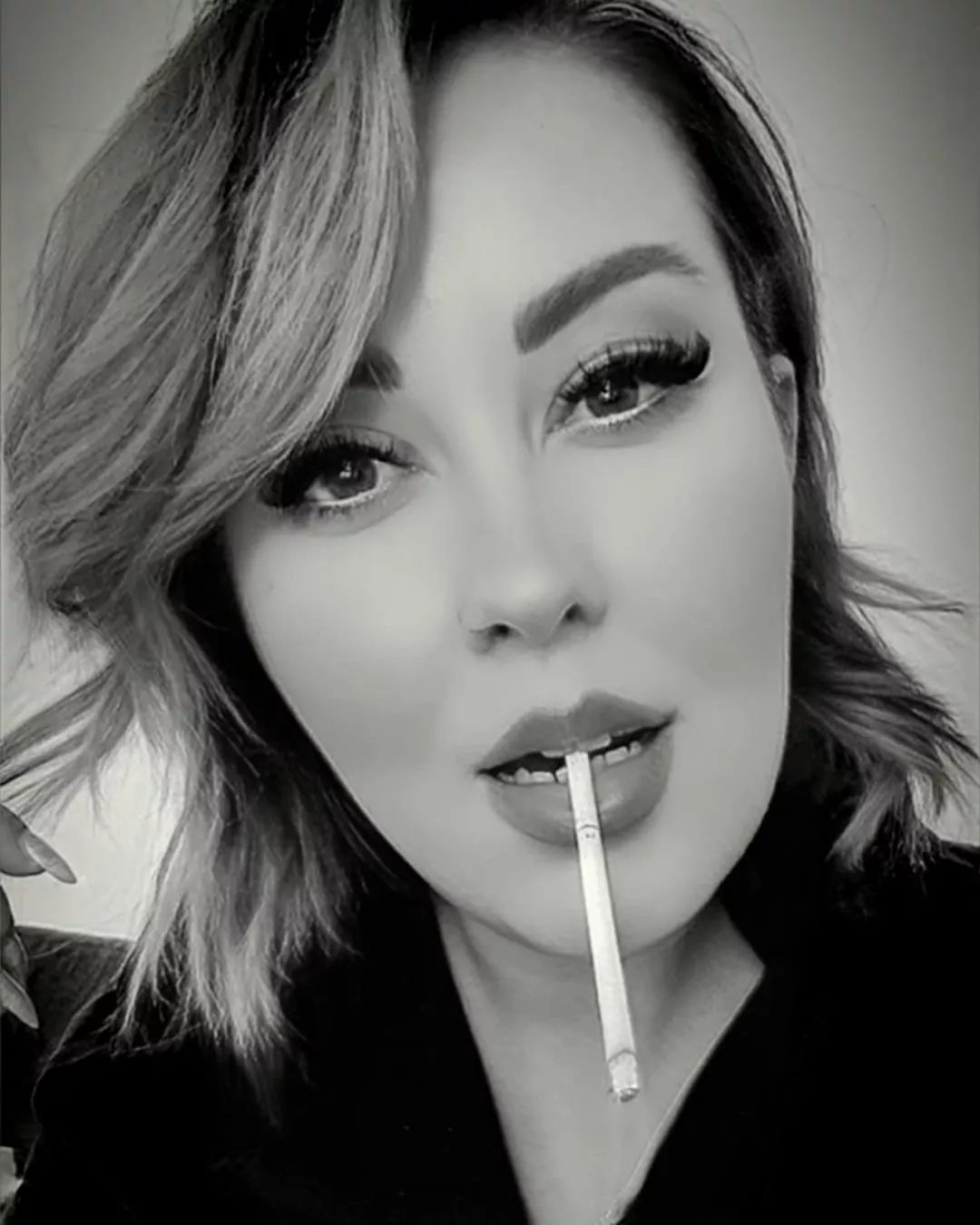 Bad girls smoke ! 😉 🤫