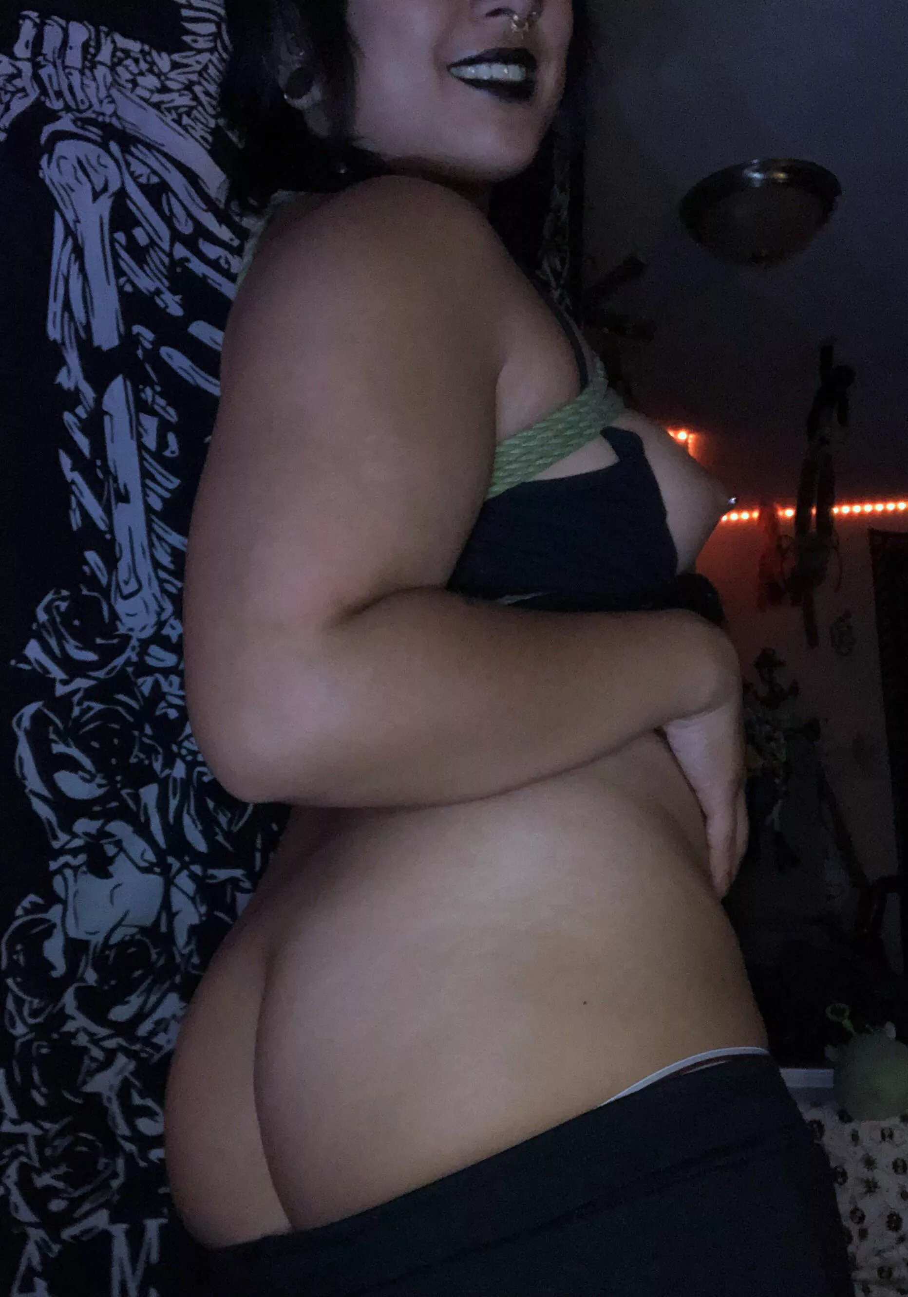 Filipina goth booty queen for ya;)