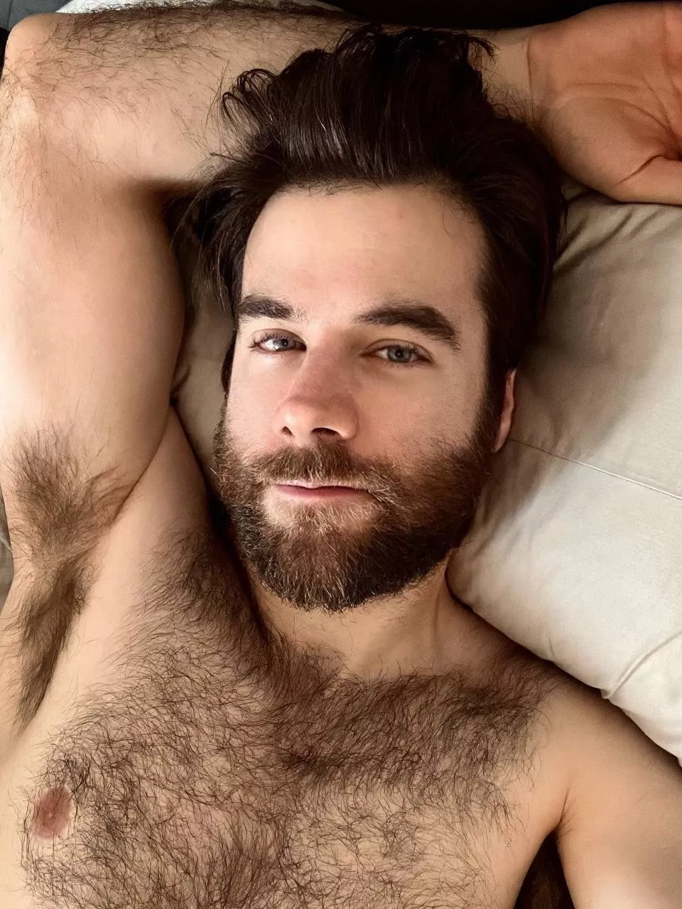 Idk why I find laying like Rose in that painting from Titanic so comfy 🤔