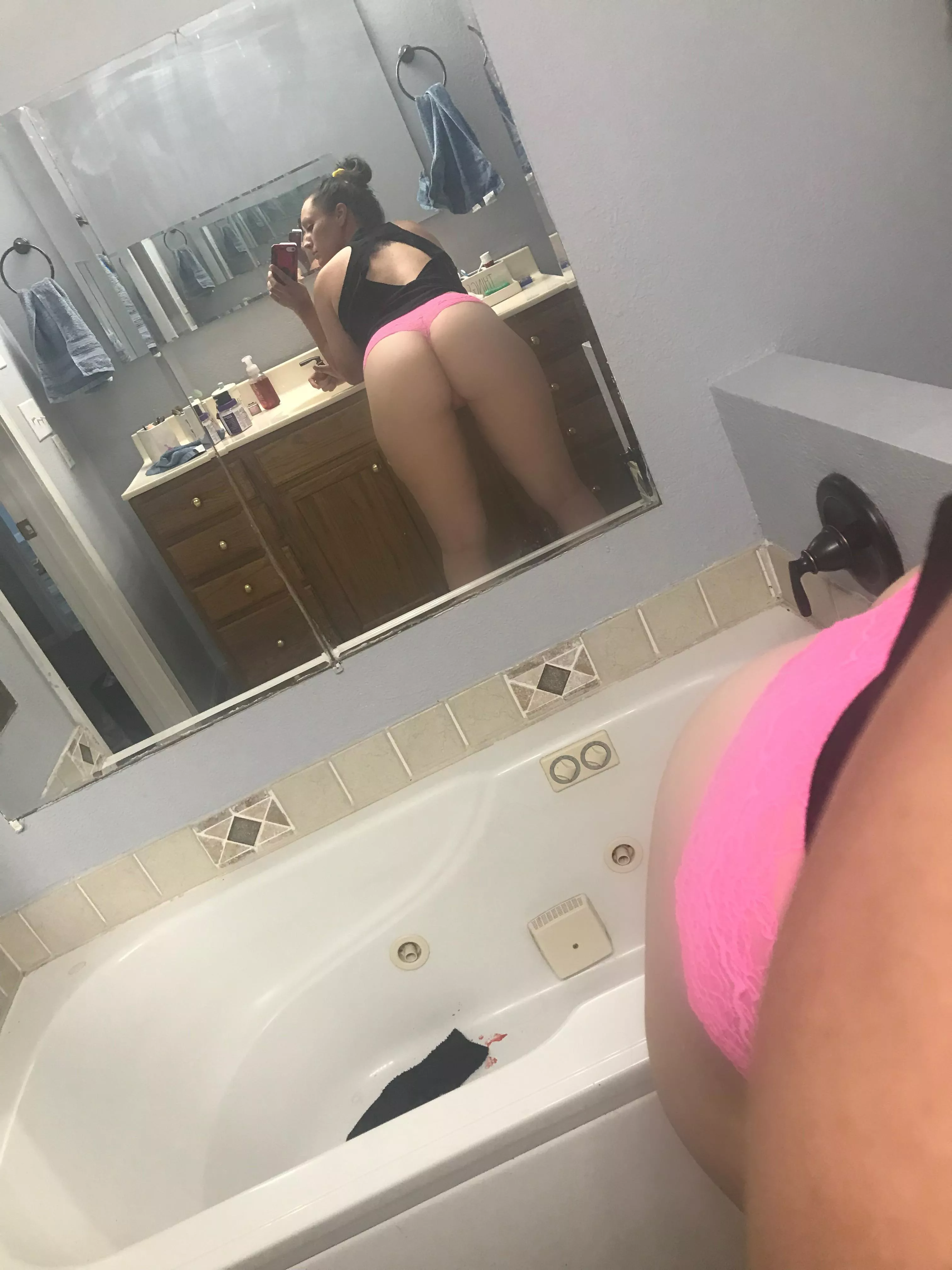 Let me help you cum daddy!!! 🍆💦 link in comments