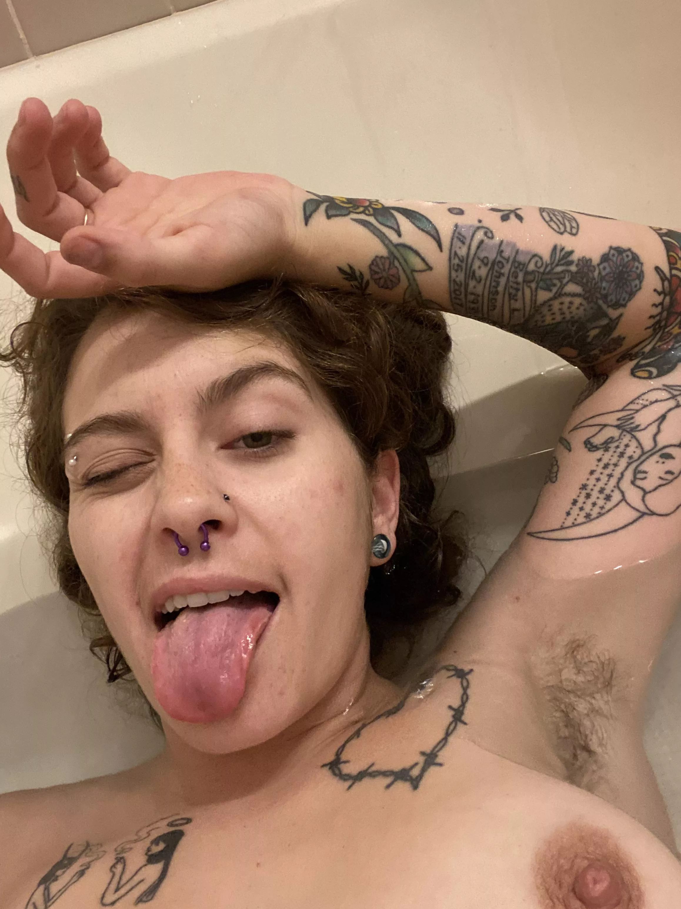 Love the way my armpit hairs flow in the water