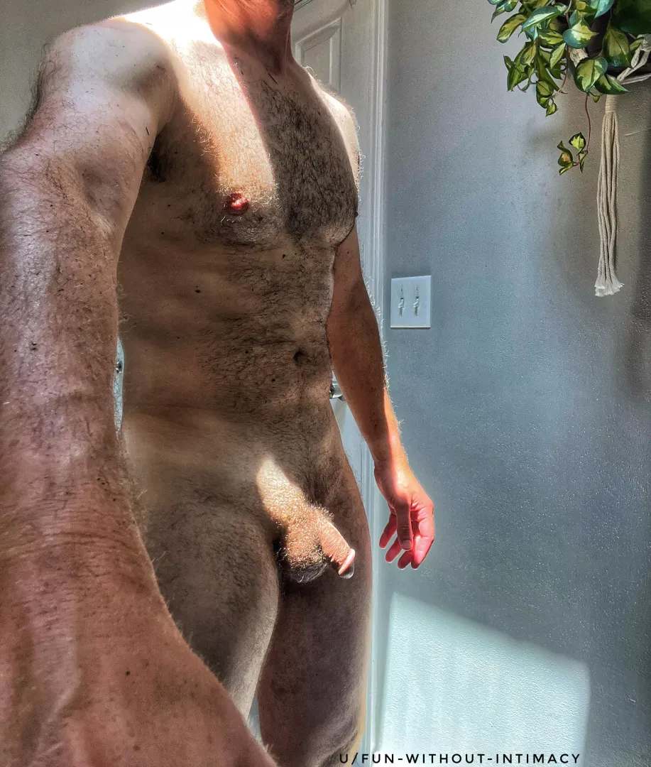 [M] 35 156lbs 5’9” - The way the light flows from the skylight onto my average dadbod