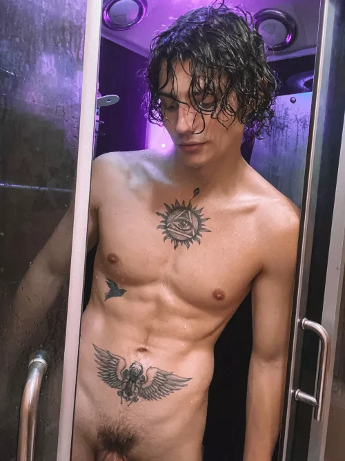 Meanwhile, I continue to experiment with my hairstyle. What do you think is better for a man?