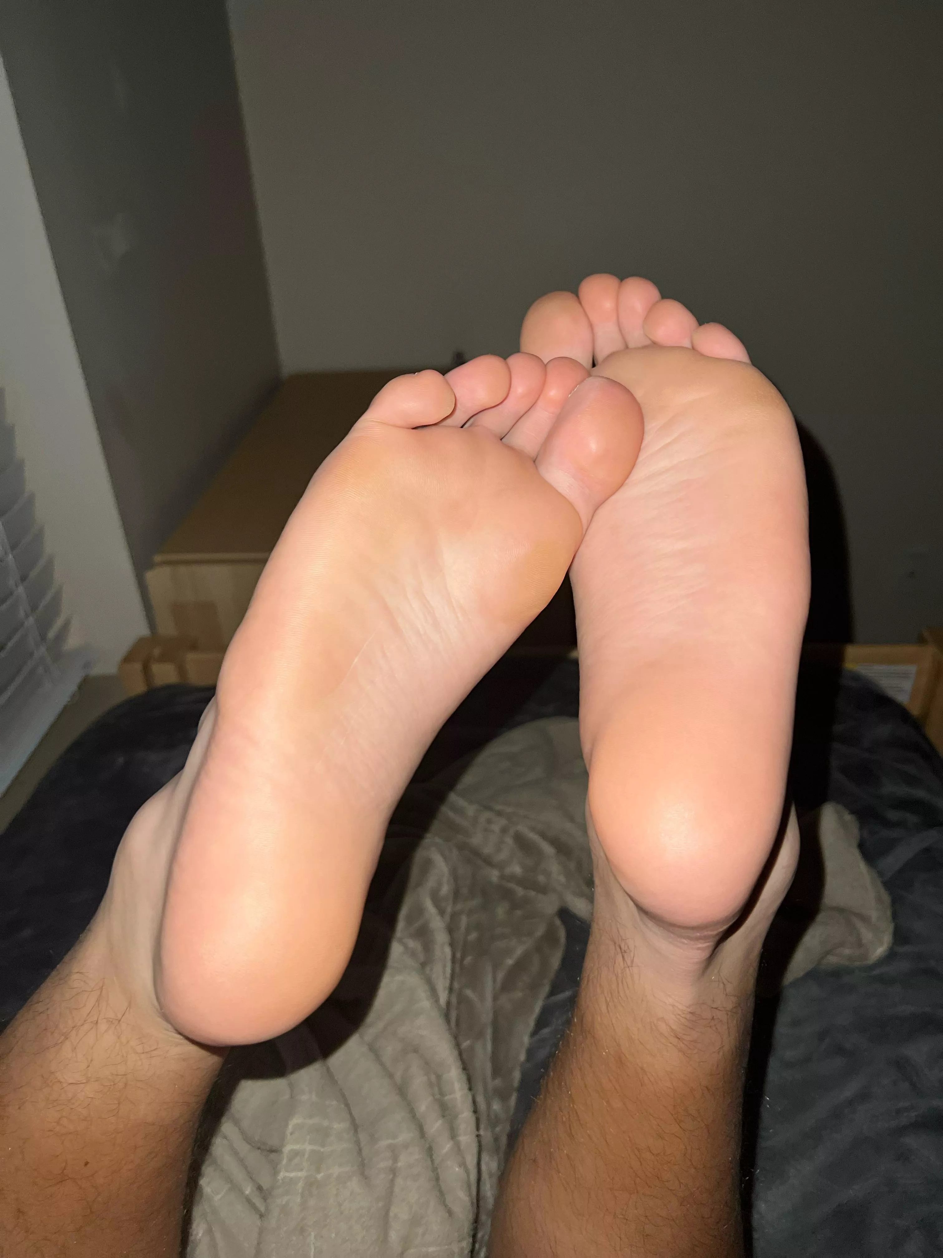 message me if you wanna lick and worship these size 14s ;)