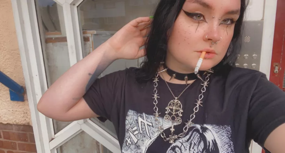 Need a human ashtray~ 🖤🌸