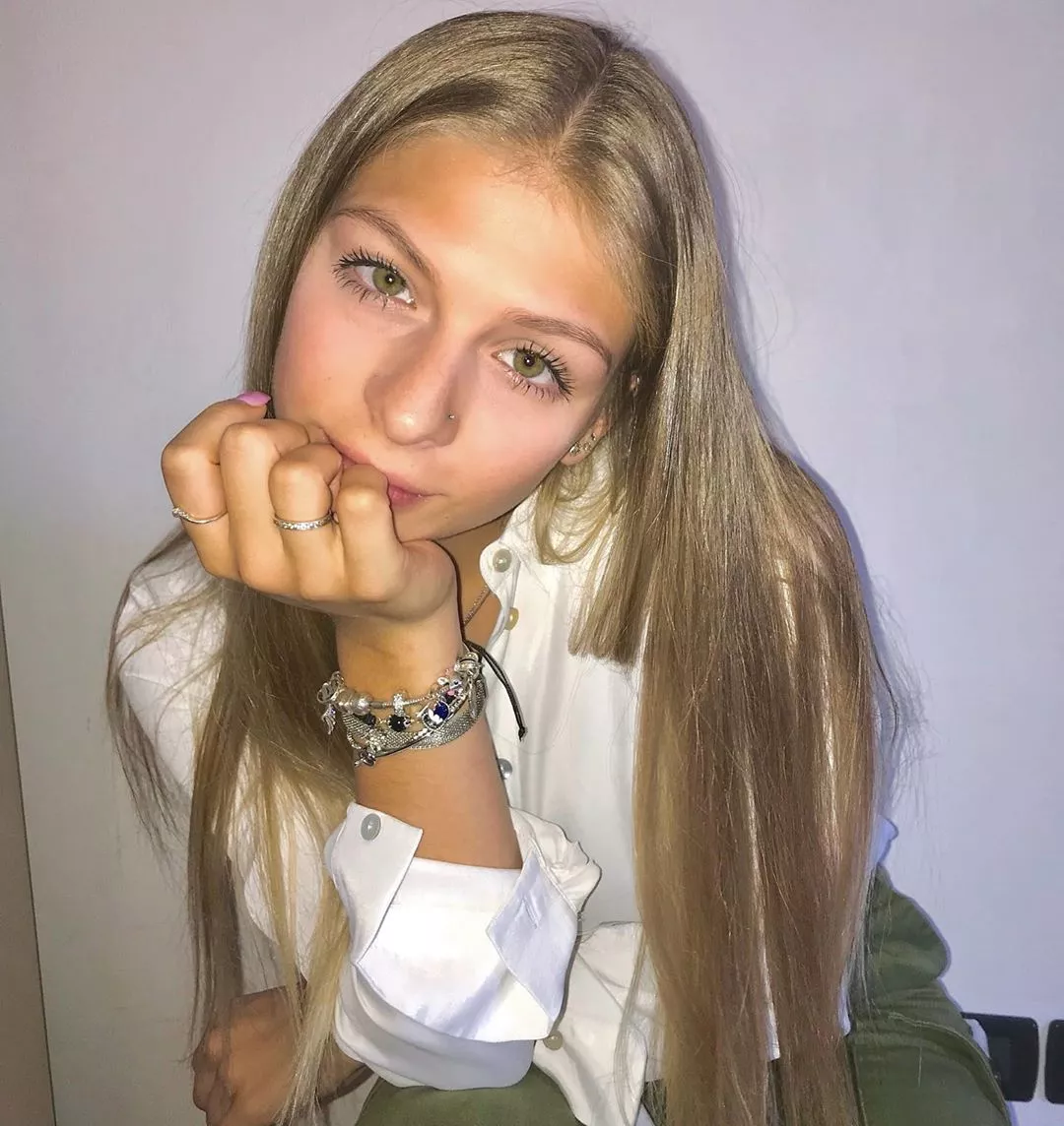 thumbs up if you're jerking to her