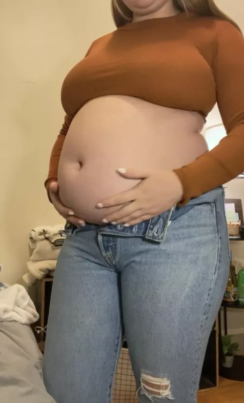 Trying on old crop tops makes me feel like Winnie the Pooh 😂🙈