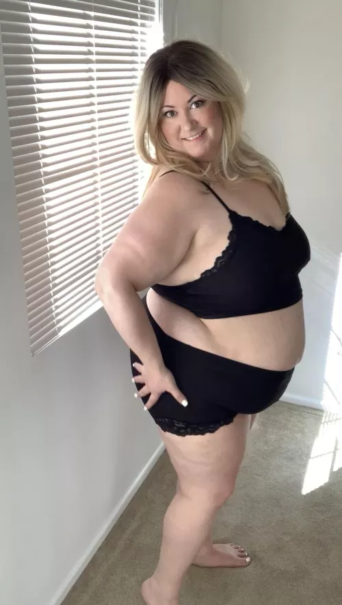 Wanna rub this cute belly??😘