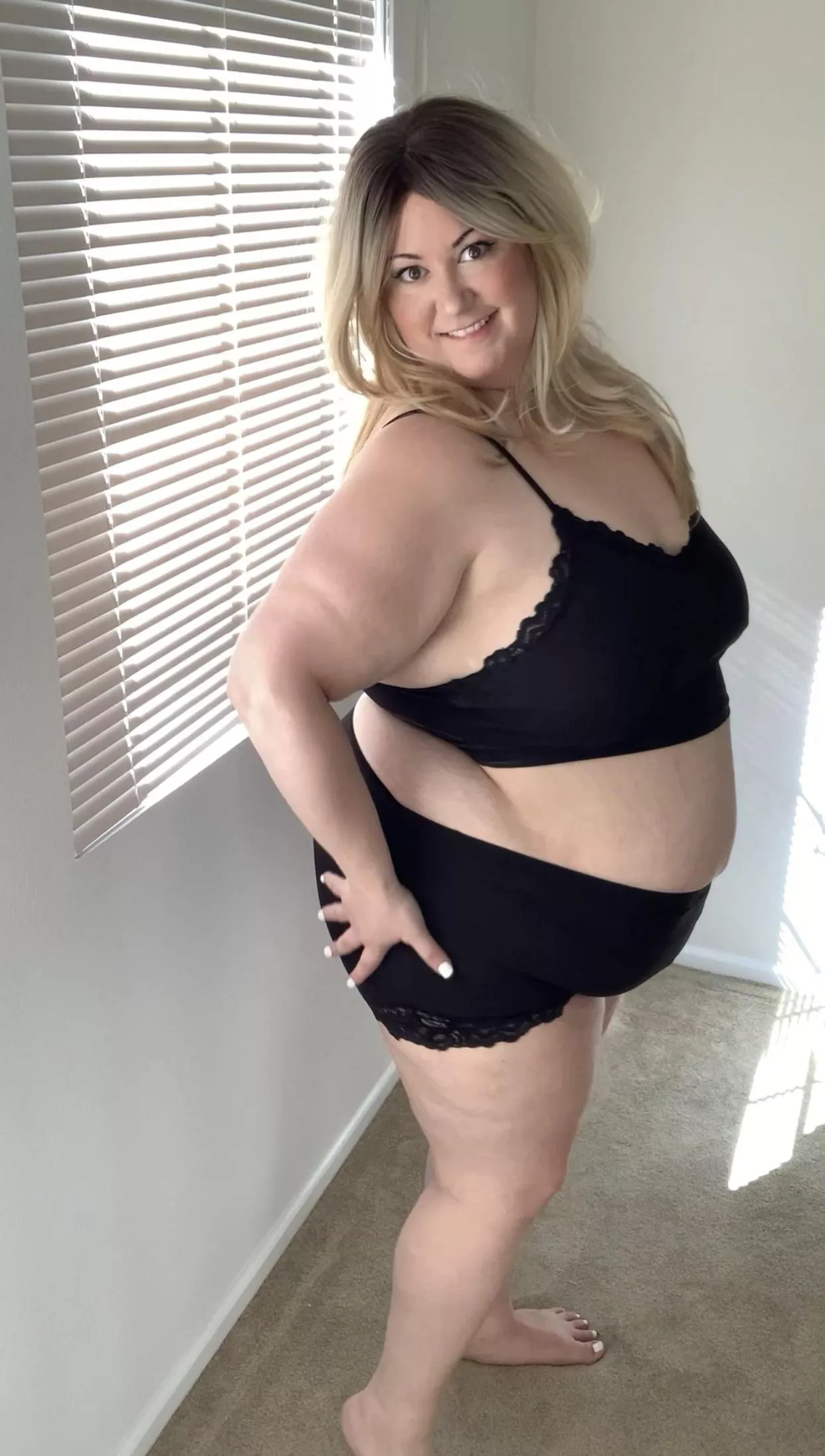 Wanna rub this cute belly??😘