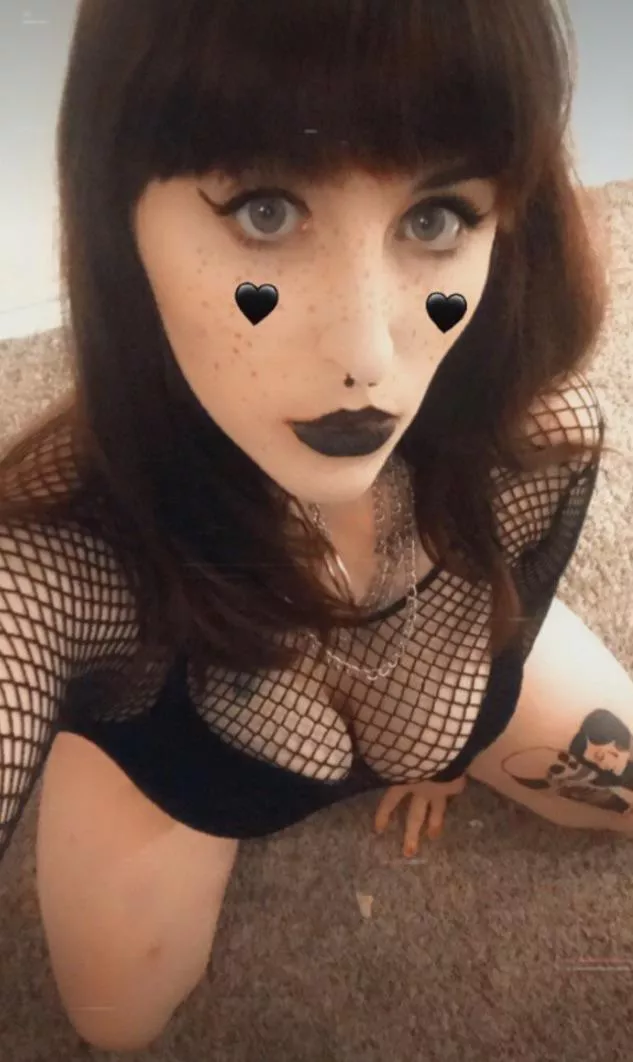 Who loves a good fishnet moment? 🖤