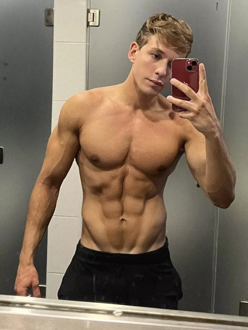 [24]Last of the week guys👀 do you like my summer tan?