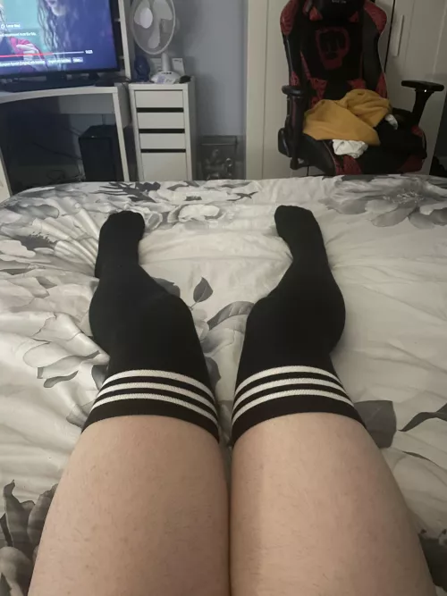 Anyone wanna lay on my thighs while we Netflix and chill? ☺️