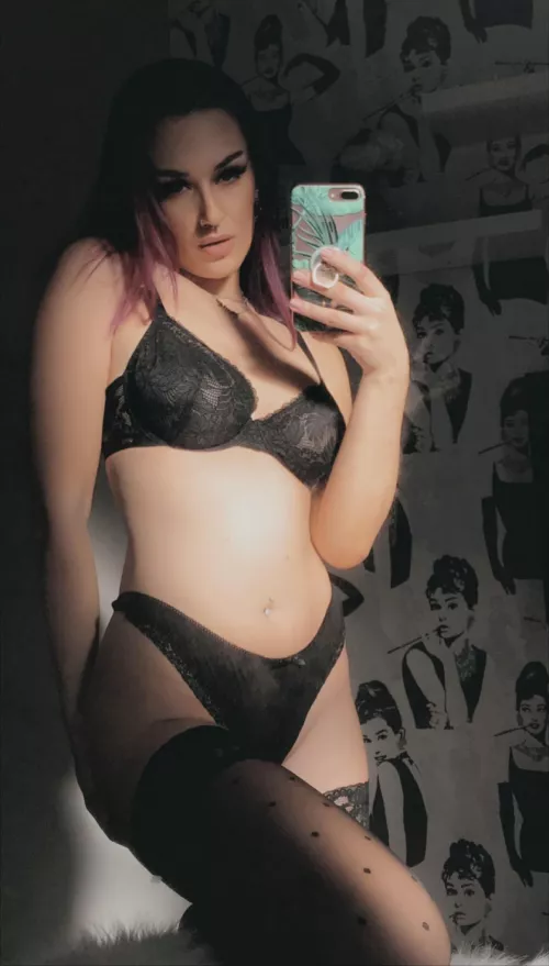 I love the lighting in this photo 🖤