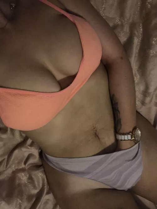 I really want to see another womans ass bouncing on my mans dick😈