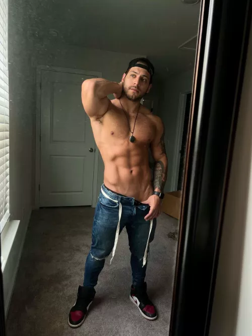 [M] Weekend workout complete, time to go on a MILF hunt 😈