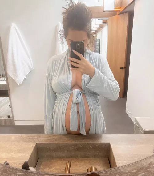 Pregnant Chrissy Teigen is really turning me on