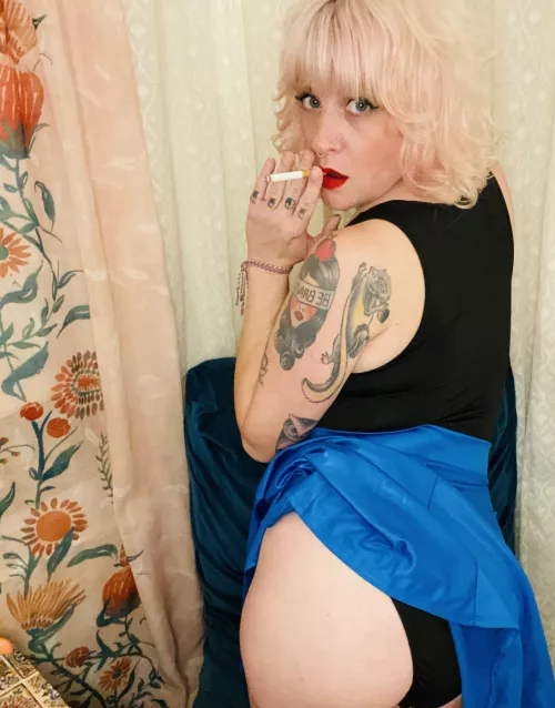 Share a smoke and smack my booty 😘🚬🍑