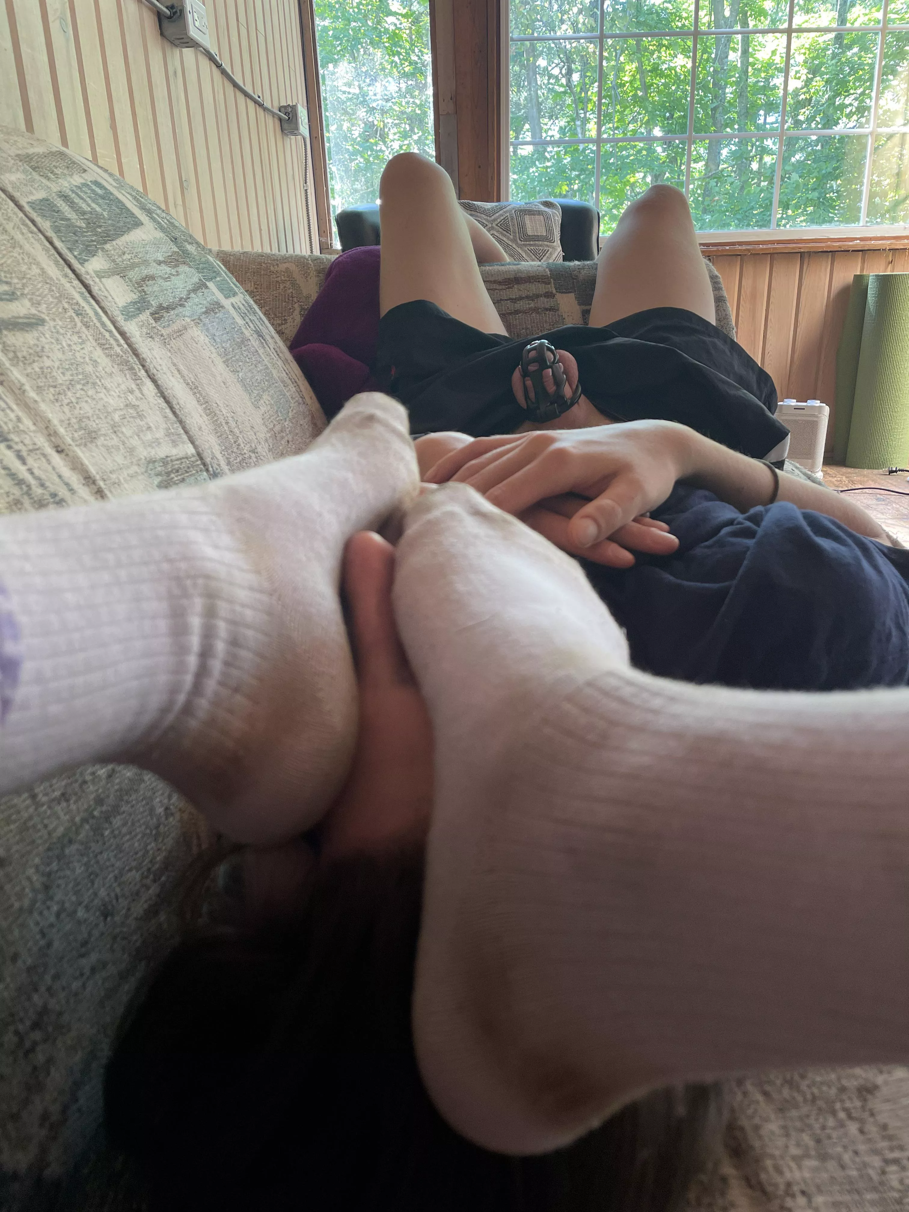 Smothered by her (very) worn socks today, she knows how much that makes me strain…