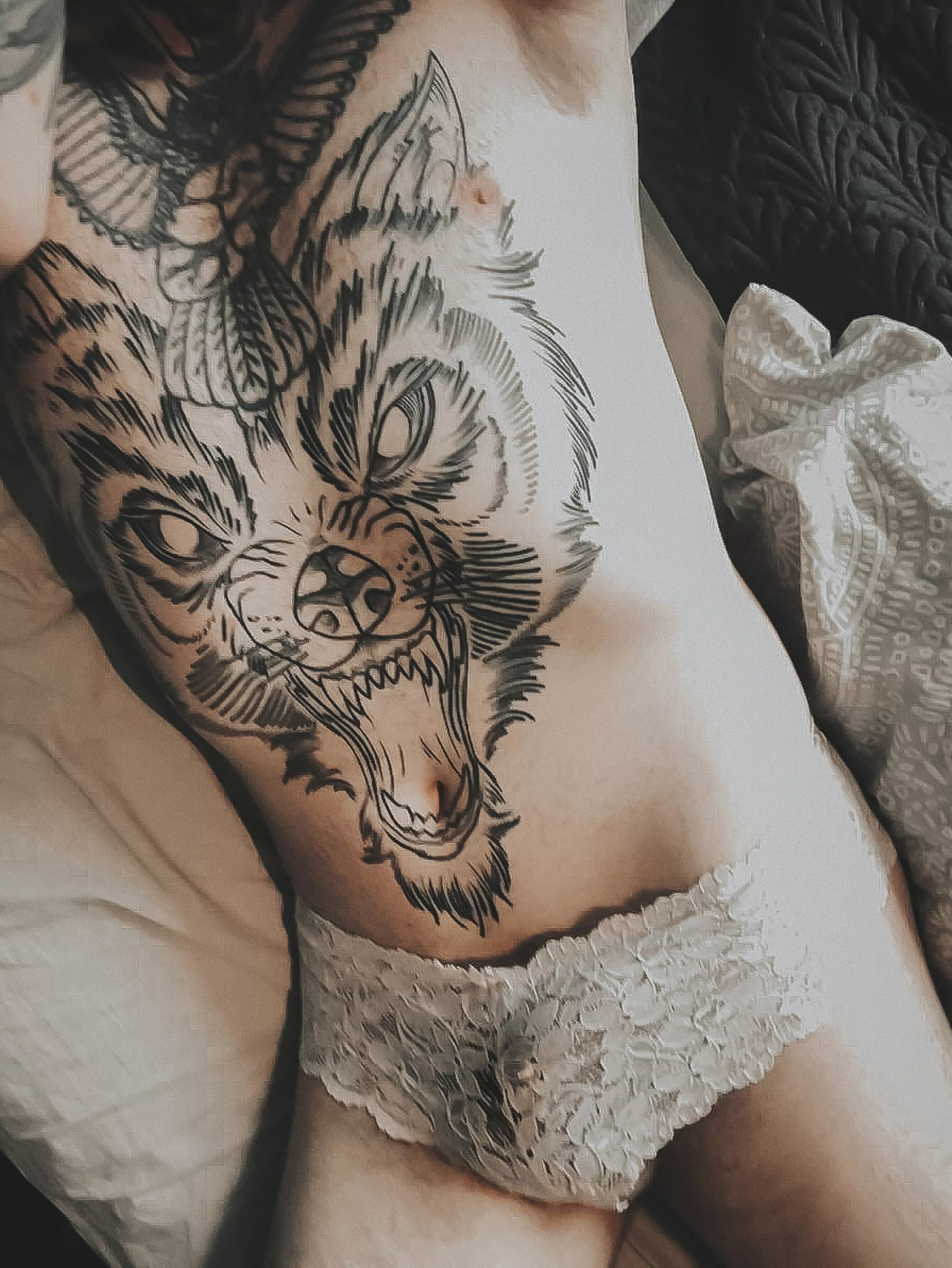 Some comfy white cheekies this friday night, have a nice weekend! 🥰🤍