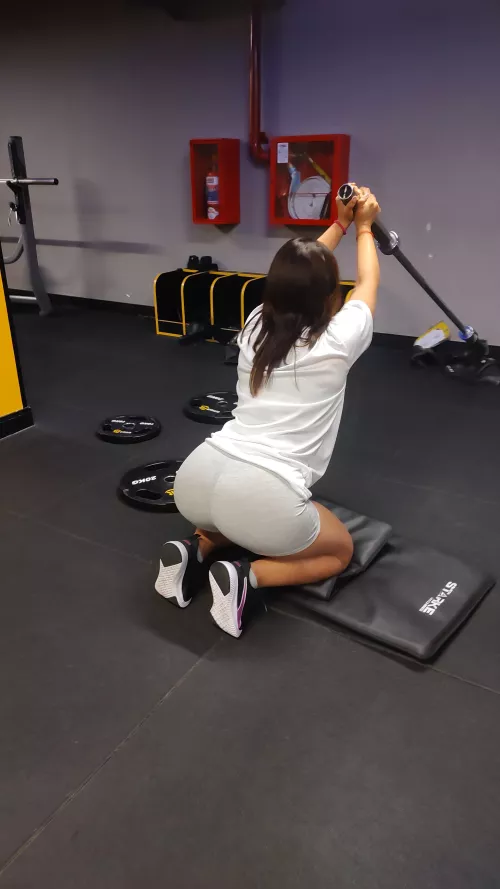 Today I have to do some arms in the gym, but imagine that you are my trainer, how does my peach look from there🍑