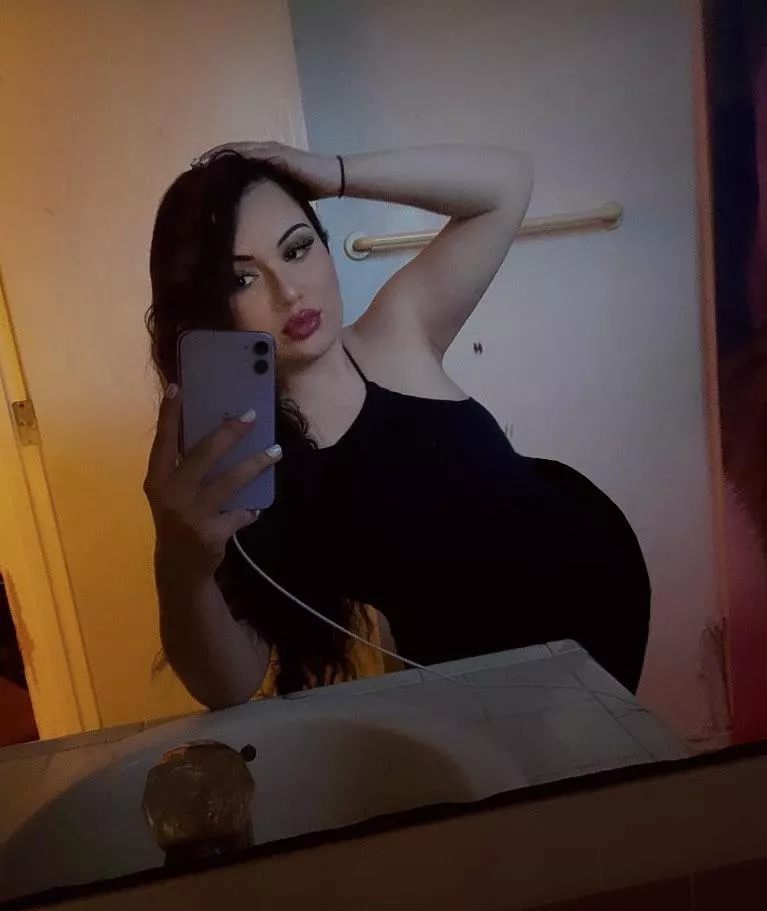 (19f) not understanding why this pic is getting nsfw flagged maybe it’s a tad spicy