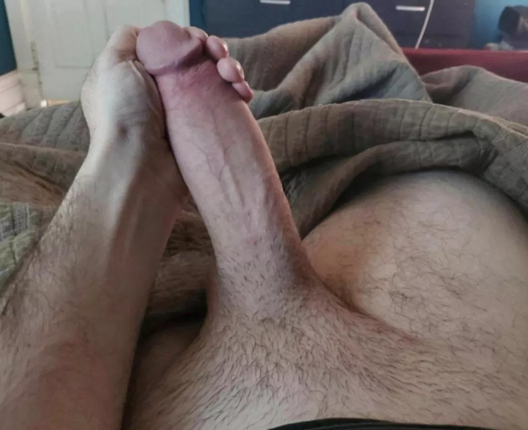 Does anyone here like thick cocks?😈