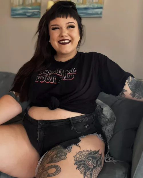 I can’t seem to keep the zipper up on these shorts… but I wear them anyway 🤣💕