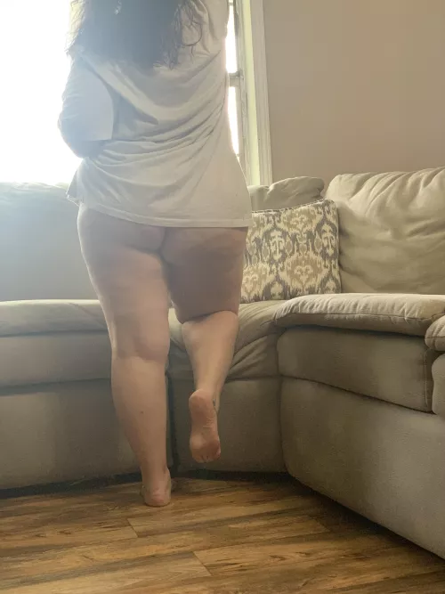 Imagine me squeezing your head with my juicy thighs while you go down on me🫦