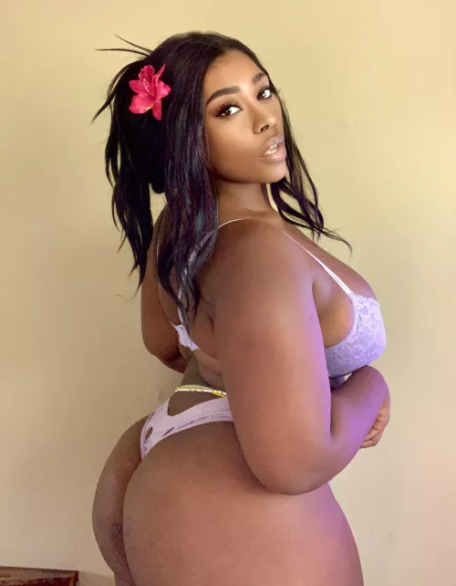Serving face and ass at the same time babe👸🏾🍑🌸