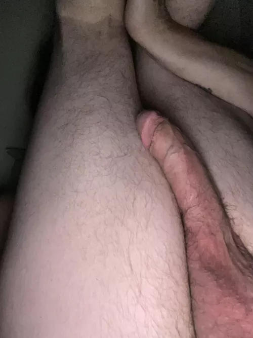23, first post here, not the best pic. Any bottoms wanna chat? Dm’s open