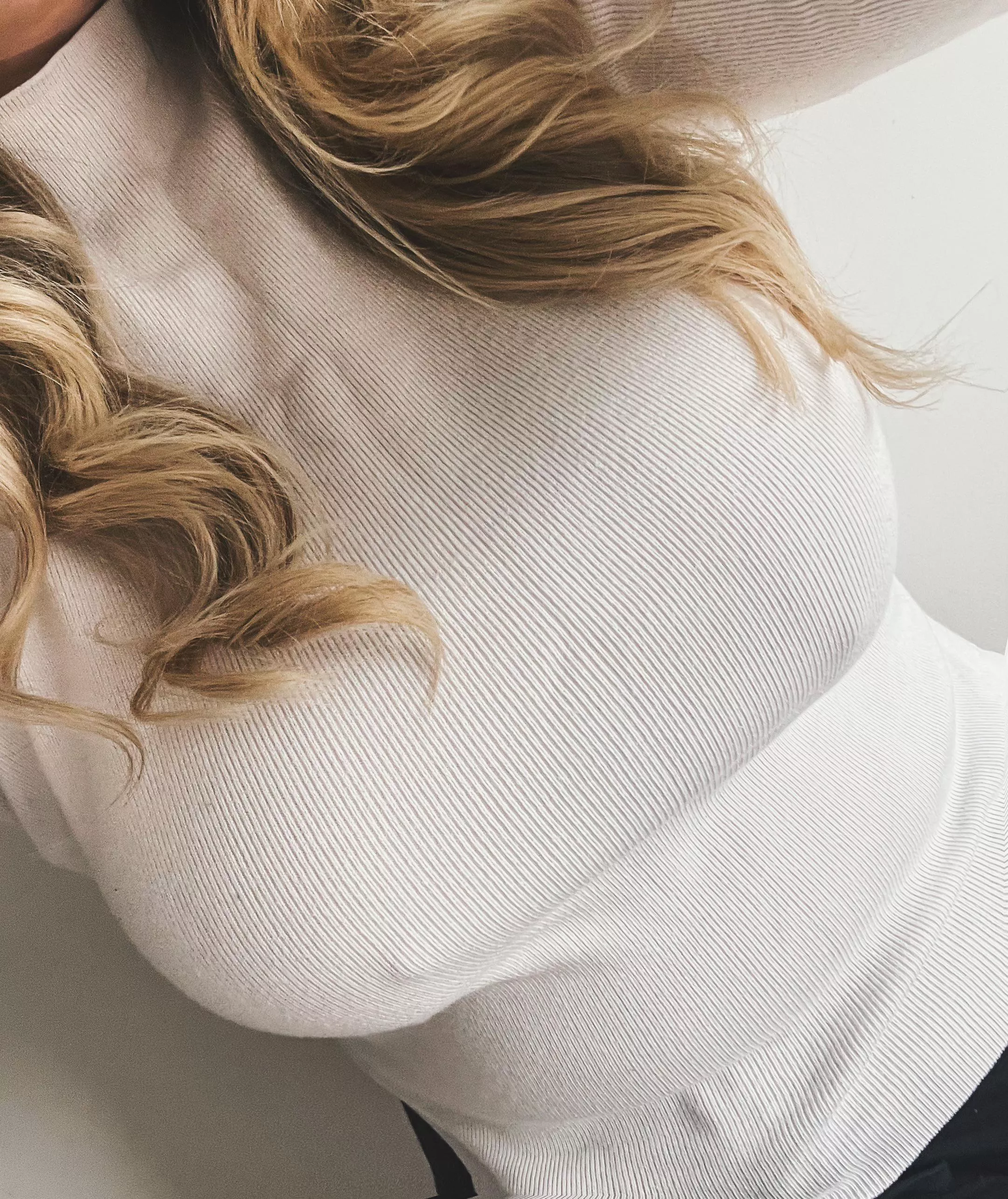 Another braless Monday. 🤍