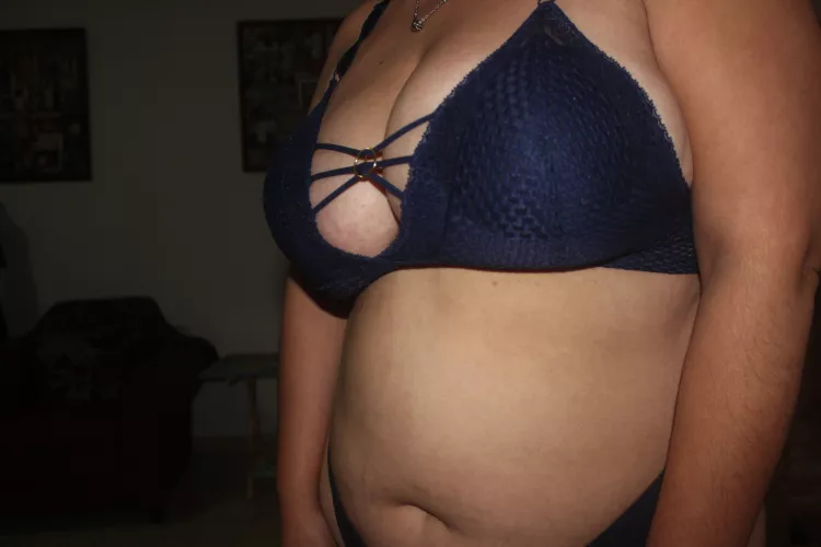 cum on my latina bellybuttom, papi