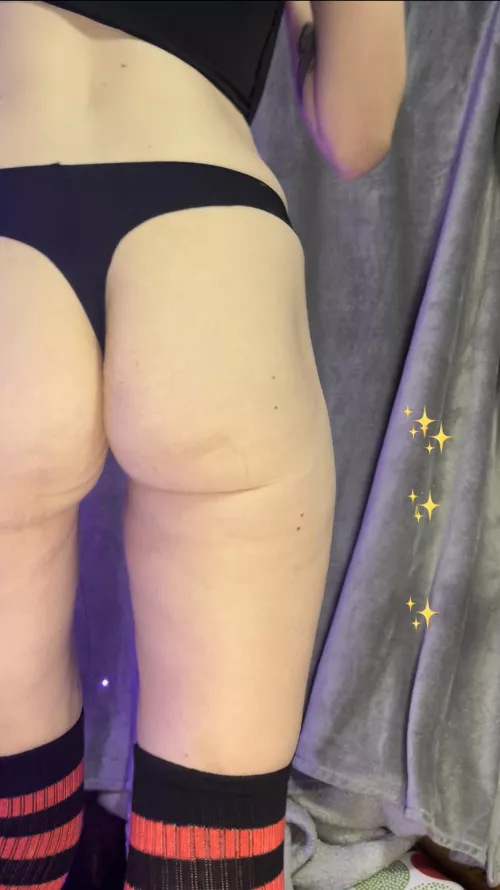 Cute little milf 🍑