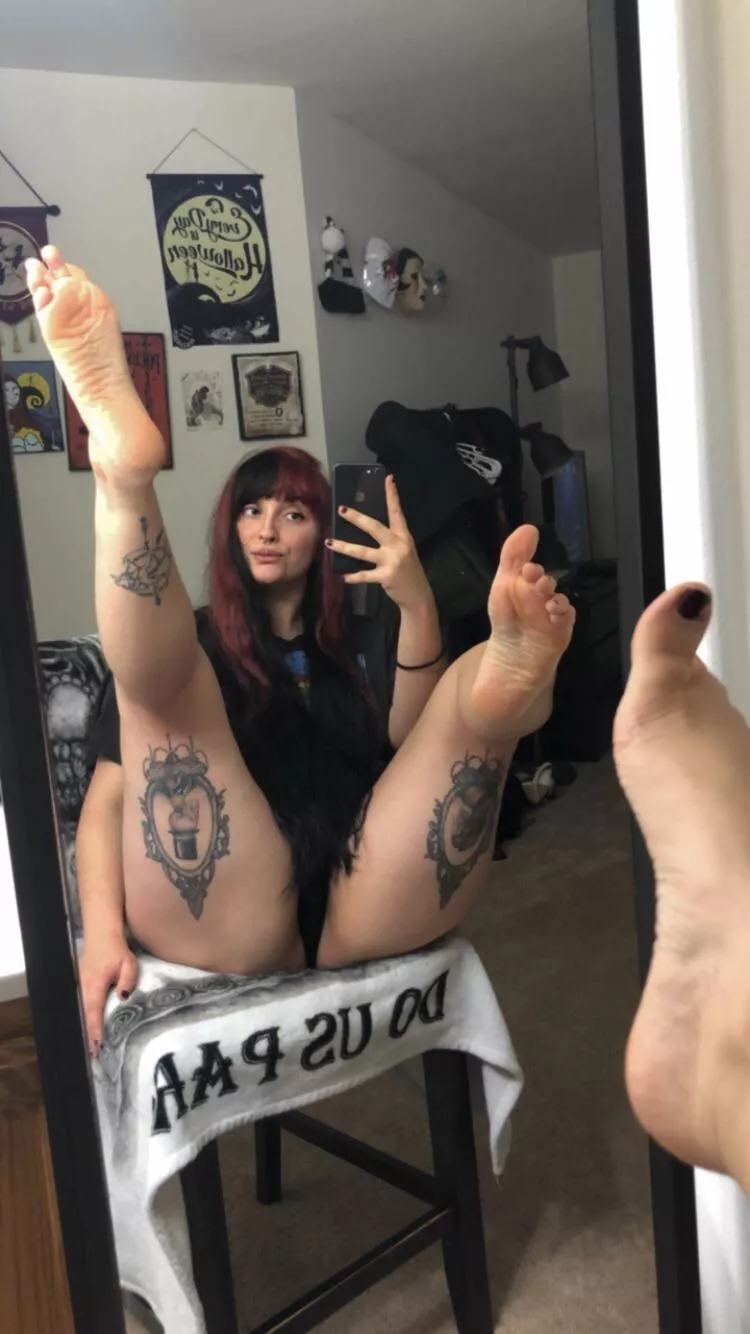 Do you like emo girl feet ?