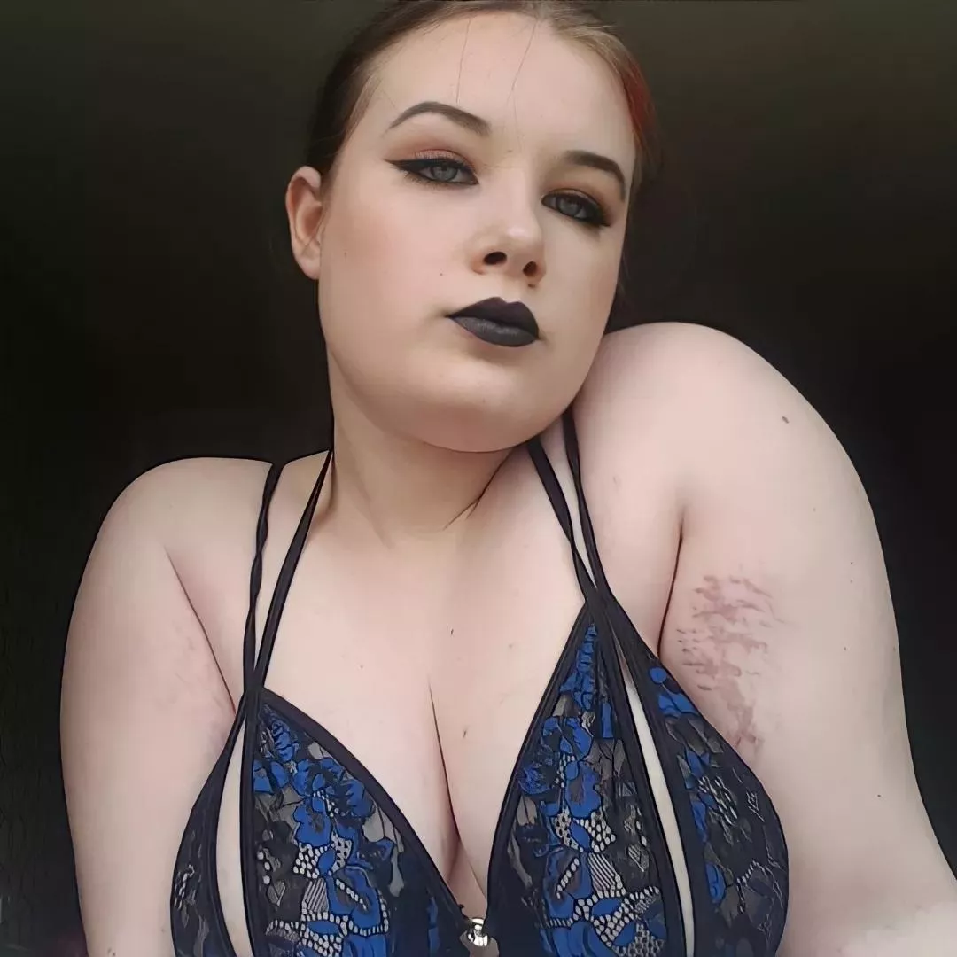 Hi! :) I'm selling content! I have reviews and I'm on verified seller lists on Twitter! I can live verify for you also so you defo know you're not gonna get scammed ðŸ’• I give extra to everyone that buys off me so I always look after my buyers ;) ðŸ˜