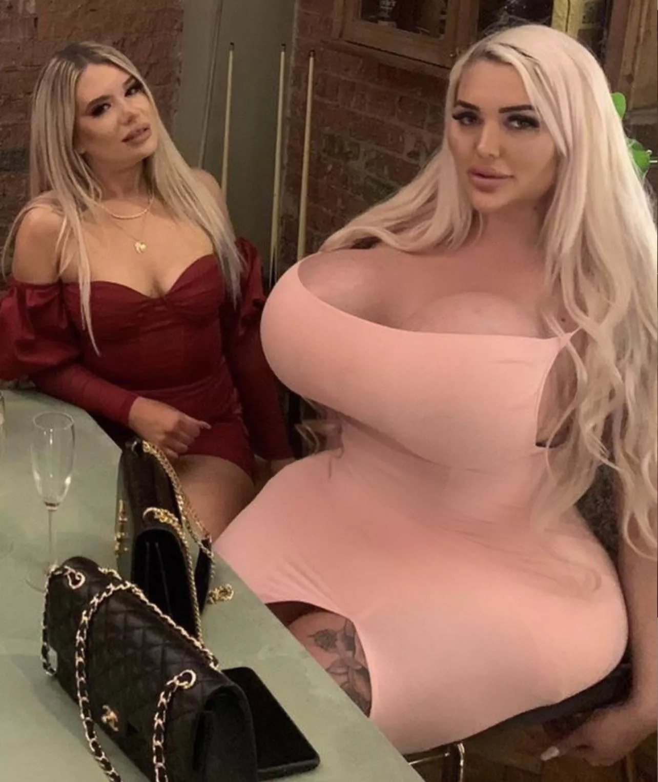 I love seeing extreme enhanced bimbos next to unenhanced women. Such a beautiful comparison.
