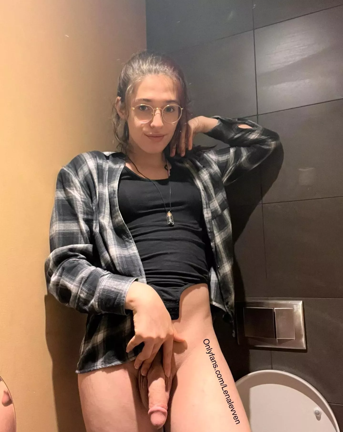 im Out partying, anyone Wanna spare me a Drink?🥰