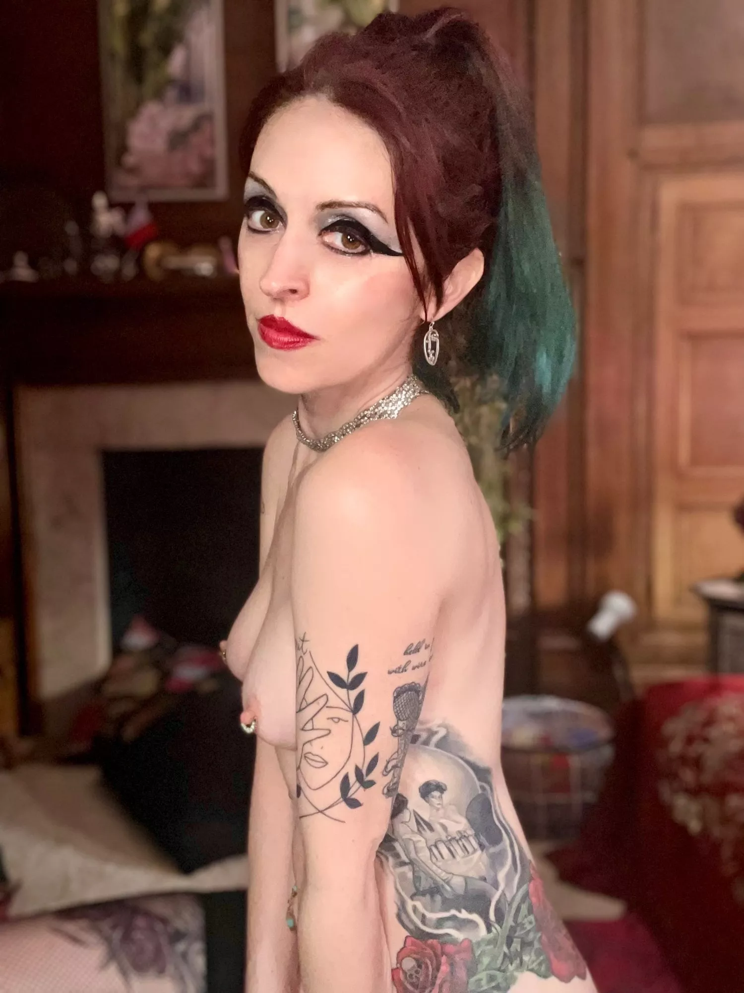 Pinch these pierced little nipples until I beg you to stop! 🤏🤏