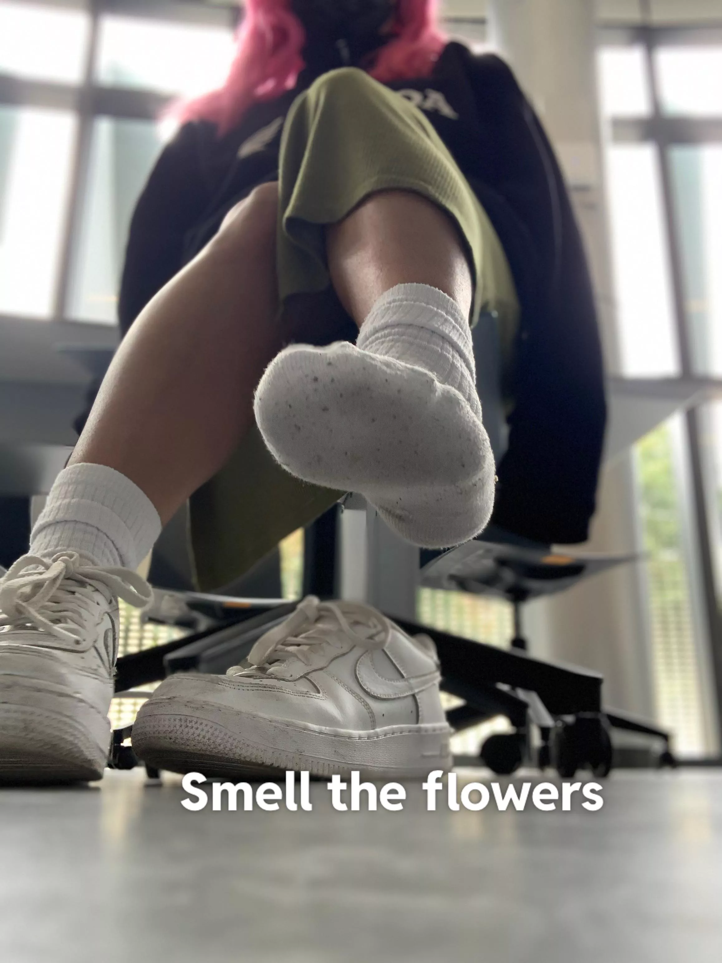 Sneaky pic before my class starts 😜. My classmates were staring while I took my shoes of 🥲.