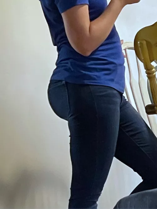 Unaware wife’s phat ass.