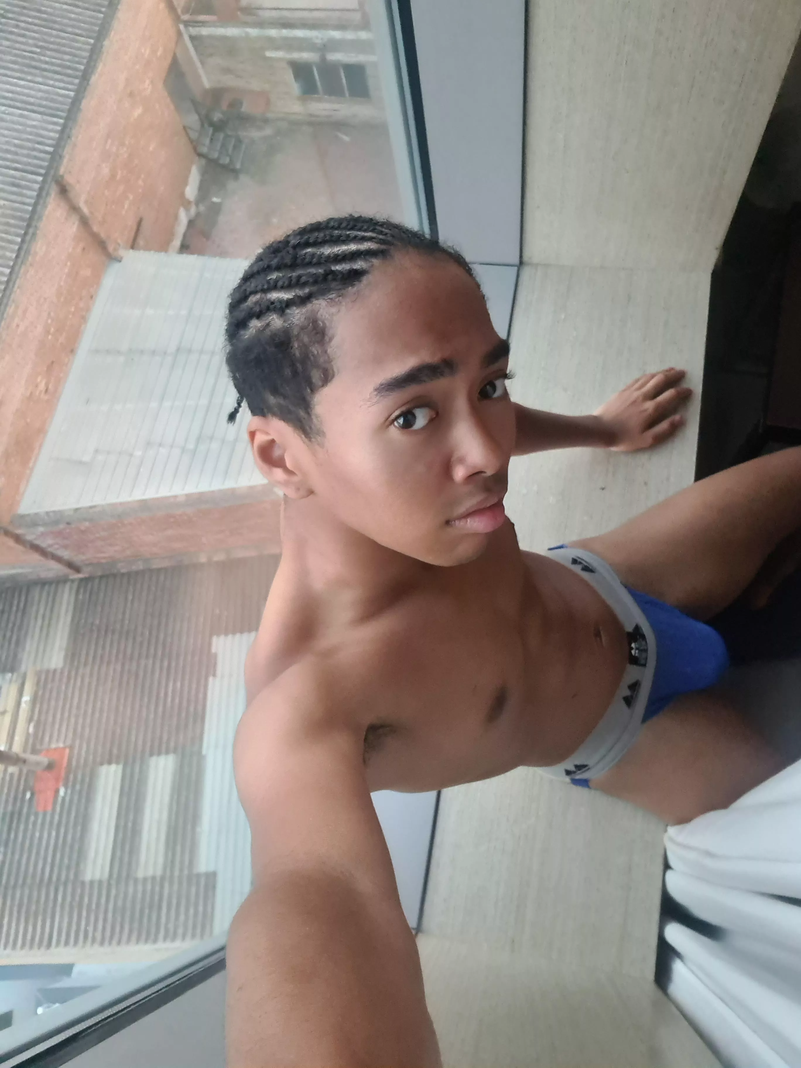 Watch me play with my sausage 😋 Subscribe to my Onlyfans @zurinxxx