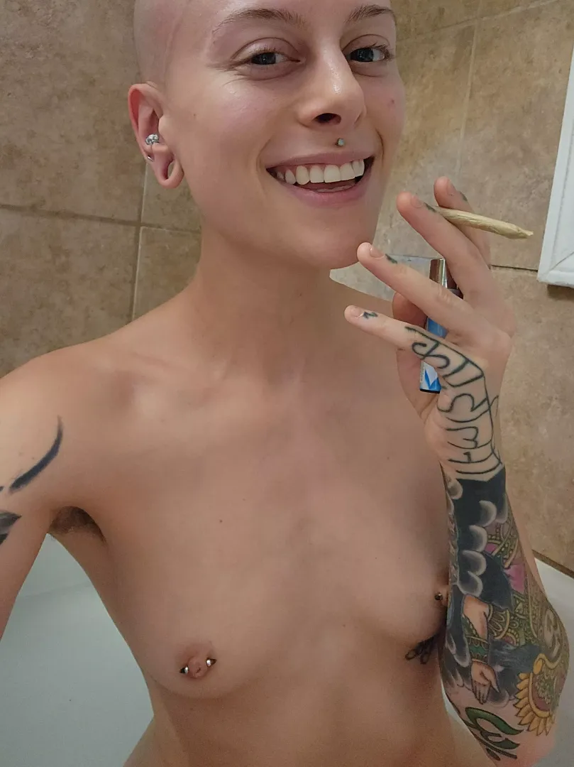 care to join me for a joint in the bath, it will be fun!